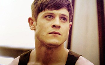 Biographie de Iwan Rheon