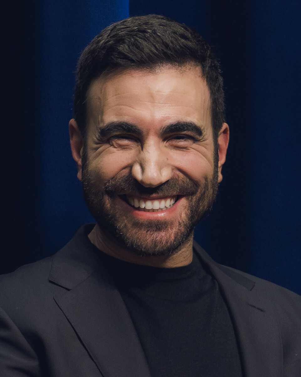 Brett Goldstein, interprète de Roy Kent, riant lors d’une rencontre publique
