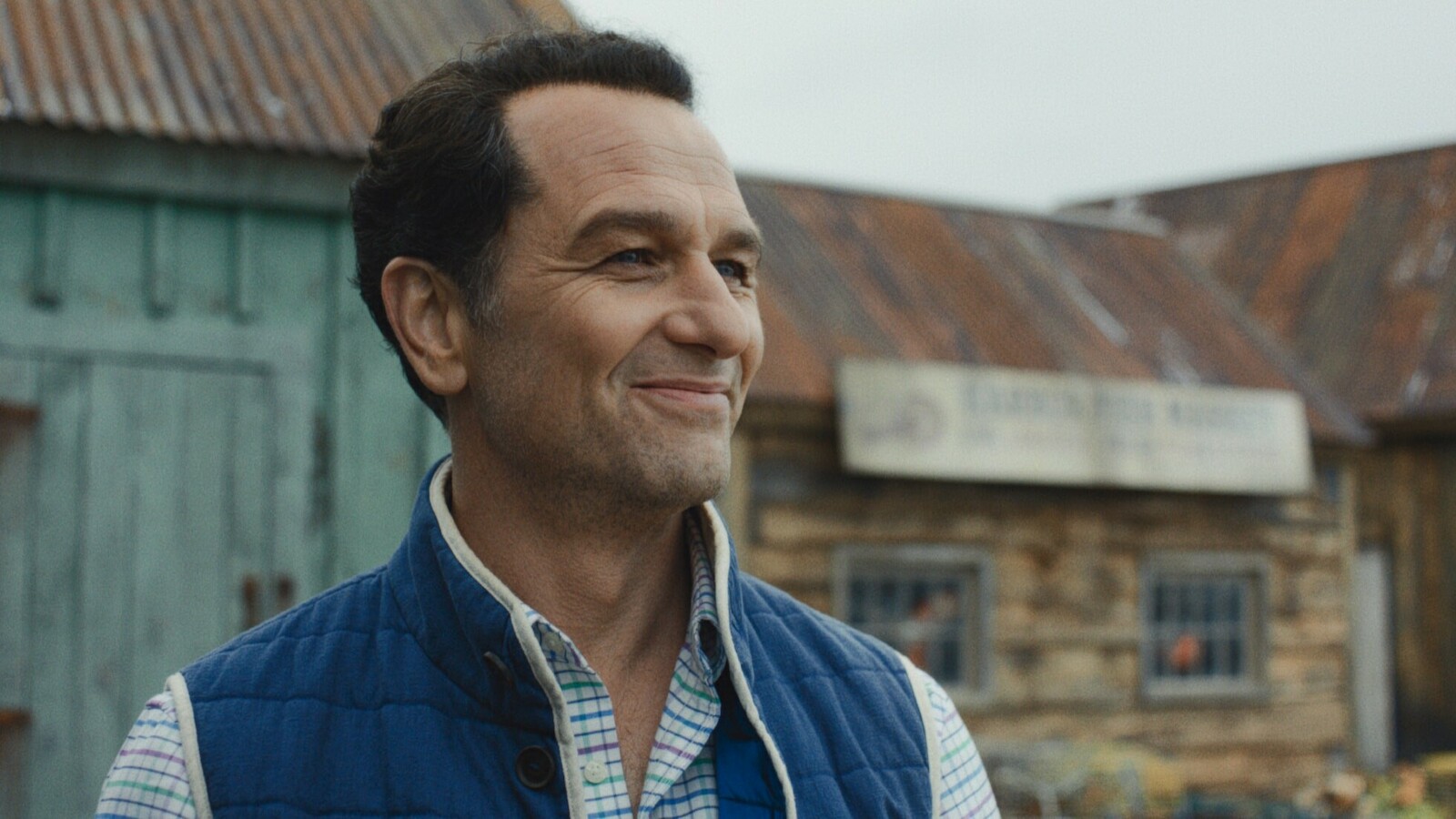 Matthew Rhys, le maire Tom Loftis dans Widow’s Bay
