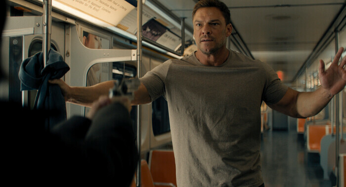 Jack Reacher tente de désarmer une femme dans le métro de Philadelphie