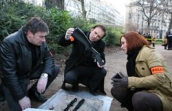 Revel et Savigny examinent des preuves