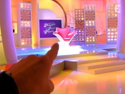 Là-bas, un fauteuil rouge!